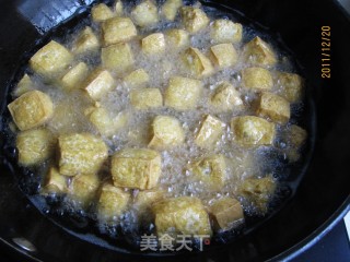 木耳烧豆腐的做法步骤：1