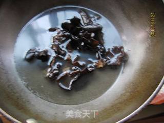 洋葱拌木耳的做法步骤：2