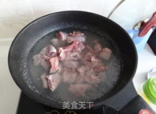 几个要点做出汤汁红亮味道浓郁的——番茄牛肉的做法步骤：2