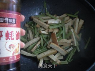 芹菜炒香干的做法步骤：6