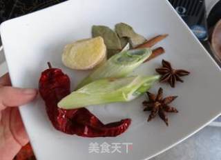 东北年节必备经典菜肴——小鸡炖蘑菇的做法步骤：4