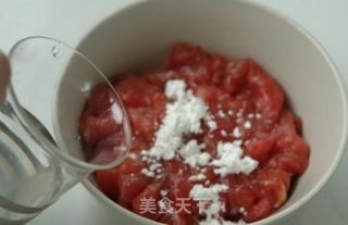 【铁板蚝油牛肉】-----嗜肉族在夏季都无法割舍的肉菜的做法步骤：2