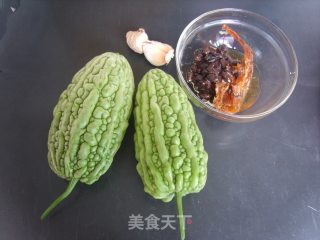 豆豉鲮鱼炒苦瓜的做法步骤：1