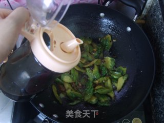 豆豉鲮鱼炒苦瓜的做法步骤：10