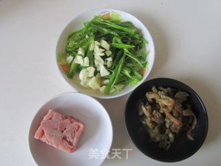 青椒榨菜肉丝的做法步骤：1