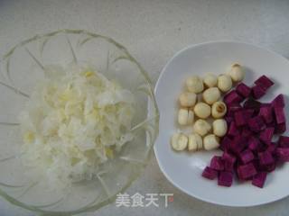 夏季养颜甜品---紫薯银耳莲子羹的做法步骤：2