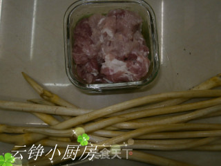 蒜香藕尖炒肉的做法步骤：1