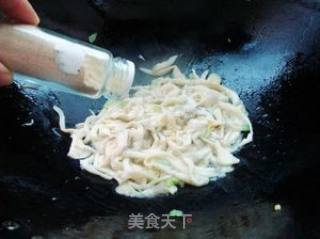 平菇炒鸡蛋的做法步骤：7