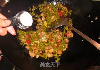 【酸豆角炒肉末】夏末专门为贴秋膘特别准备的开胃菜的做法步骤：7