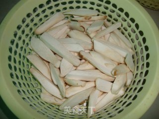 【杏鲍菇炒肉片】的做法步骤：2