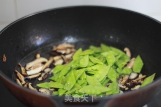 香菇炒荷兰豆的做法步骤：4