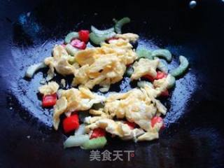 芹菜炒鸡蛋的做法步骤：6