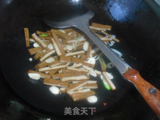 芹菜炒豆干的做法步骤：7