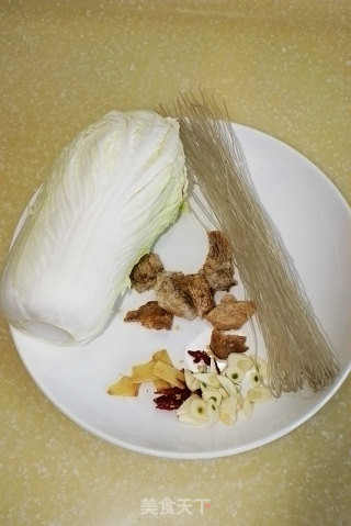 [白菜肉渣炖粉条]—冬天里最温暖、最贴膘的一道菜的做法步骤：1