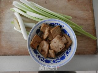 素净春节菜之三——素炒西芹豆腐的做法步骤：1