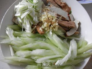 素净春节菜之三——素炒西芹豆腐的做法步骤：2