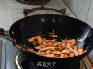 素净春节菜之三——素炒西芹豆腐的做法步骤：3