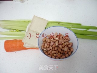 西芹花生米拌豆干的做法步骤：1