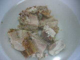 汤浓味美——腊排骨炖土豆的做法步骤：1