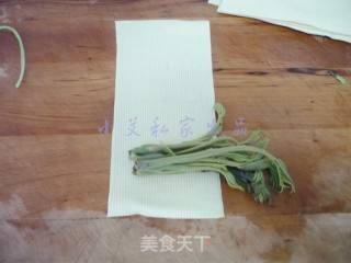 豆皮香椿卷的做法步骤：6