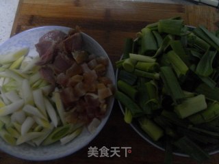 腊肉炒大蒜的做法步骤：2