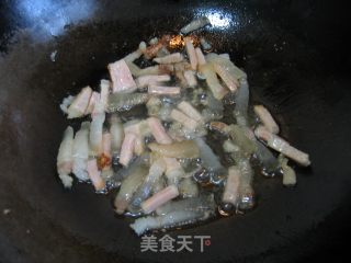 洋葱炒腊肉的做法步骤：3