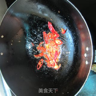 酸豆角炒卤肉的做法步骤：3