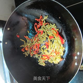 酸豆角炒卤肉的做法步骤：4