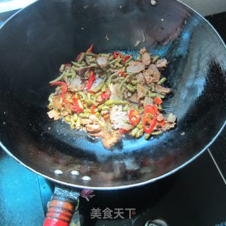 酸豆角炒卤肉的做法步骤：5