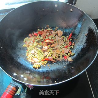 酸豆角炒卤肉的做法步骤：6