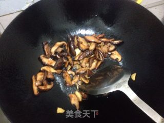 简易版香菇焖鸡的做法步骤：1