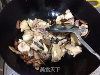 简易版香菇焖鸡的做法步骤：2