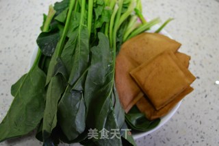 香干拌菠菜的做法步骤：1