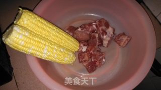 玉米排骨汤的做法步骤：1