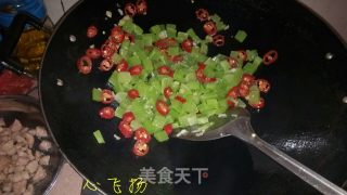 清爽笋丁炒肉丁的做法步骤：11