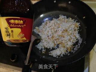 【培根秋葵炒饭】----百变剩米饭的做法步骤：10