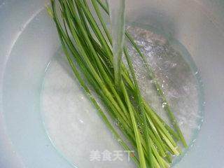 韭菜花炒油豆腐的做法步骤：2