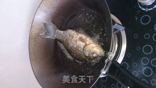 家常葱葱鲫鱼的做法步骤：5