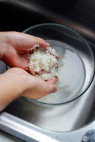 【照烧鸡腿饭】用心煮好饭的做法步骤：2