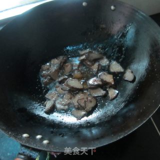 西芹青椒丝炒腊牛肉的做法步骤：4