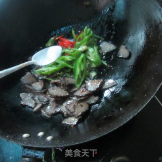 西芹青椒丝炒腊牛肉的做法步骤：5