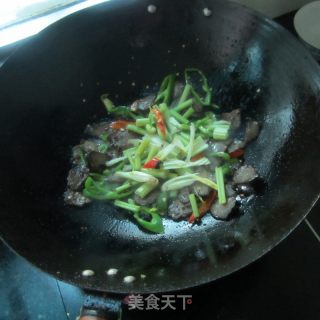 西芹青椒丝炒腊牛肉的做法步骤：7