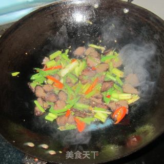 西芹青椒丝炒腊牛肉的做法步骤：8