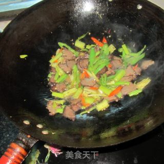 西芹青椒丝炒腊牛肉的做法步骤：9