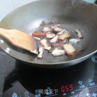 青椒白菜梗子炒腊肉的做法步骤：2