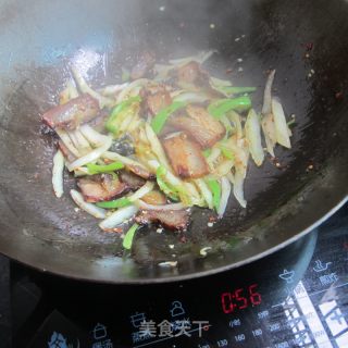 青椒白菜梗子炒腊肉的做法步骤：6