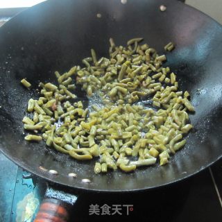 蒜米豆角炒肉的做法步骤：2