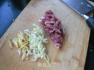 肉丝炖酸菜的做法步骤：2