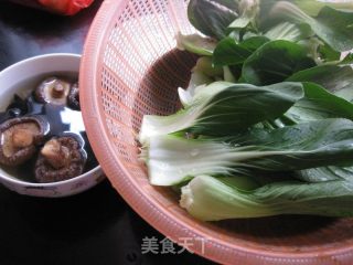 香菇油白菜的做法步骤：1