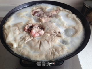 白菜肉骨煲的做法步骤：1